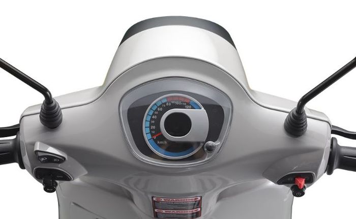 Panel instrumennya menggunakan gabungan analog dan digital.