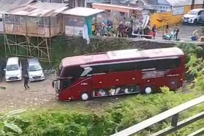 Detik-detik bus Pariwisata PO Duta Wisata meluncur dari parkiran ke jurang sedalam 20 meter di Guci, Tegal