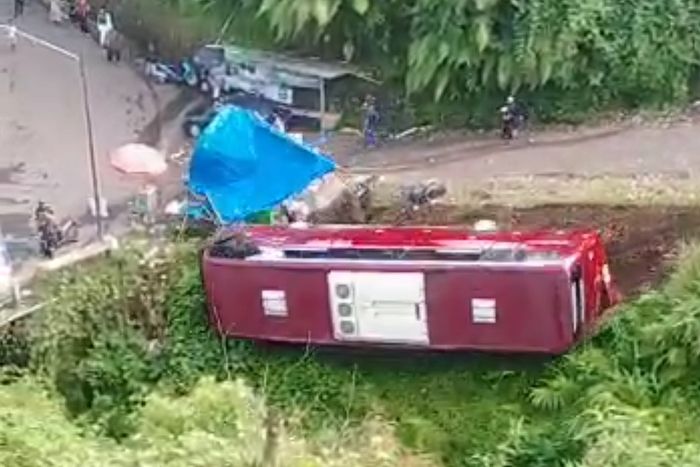 Detik-detik bus wisata isi 37 orang masuk jurang di Guci, Tegal, Jawa Tengah.