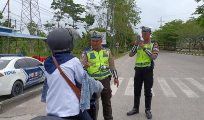 Ilustrasi: Tilang manual sudah berlangsung sepekan di Pekanbaru, pengendara yang tidak menggunakan helm mendominasi pelanggar yang ditindak.