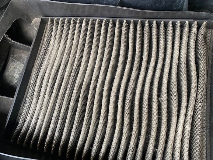 Filter kabin kotor bisa menimbulkan bau tidak sedap pada AC mobil