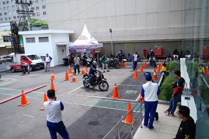 Seleksi persiapan National Safety Riding Competition oleh Astra Motor Jateng