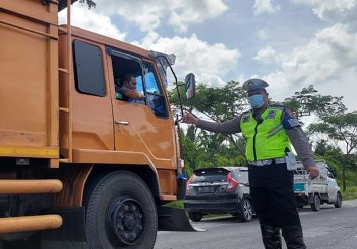 Ilustrasi:Polisi melakukan sosialisasi pembatasan truk
