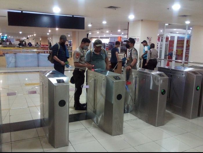 Penumpang yang hendak naik bus keberangkatan di Terminal Pulo Gebang