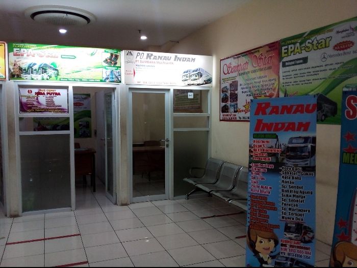 Penjualan tiket bus di Terminal Pulo Gebang, Jakarta Timur
