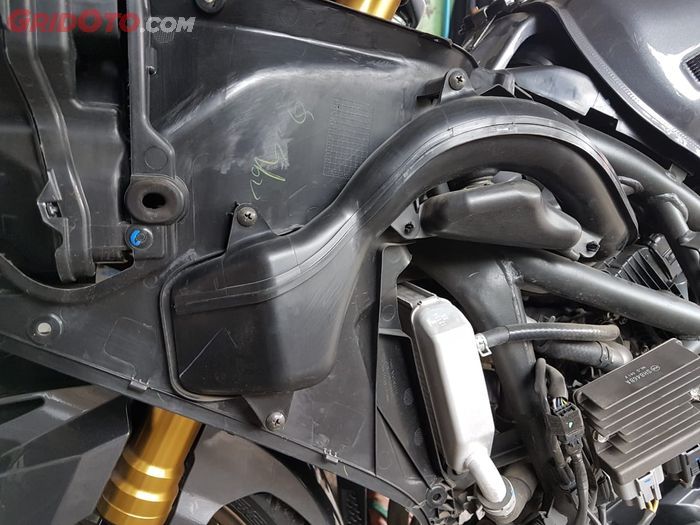 Kisi-kisi dibalik fairing Honda CBR250RR langsung mengarah ke box filter udara 