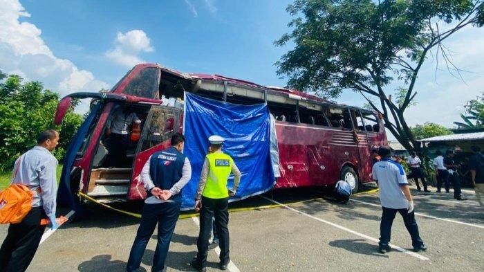 Pemeriksaan bangkai bus PO Duta Wisata yang terjun ke sungai di Guci Tegal oleh Polisi, KNKT dan APM Hino