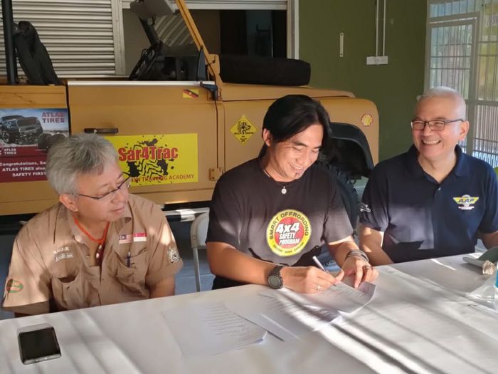 Reza HP salah satu instruktur 4x4 safety driving dari Indonesia, bersama dengan sang Ayah, Harry Sanusi.