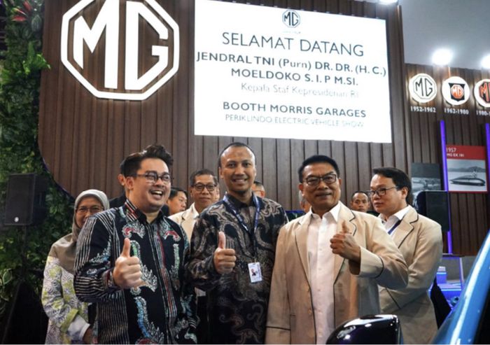Dari kiri ke kanan: Arief Syarifudin, Marketing and PR Director MG Motor Indonesia; Donny Septianto Kurniawan, Country Director MG Motor Indonesia; Jenderal TNI (Purn) Dr. H. Moeldoko, S.I.P, M.SI, Kepala Staf Kepresidenan RI.