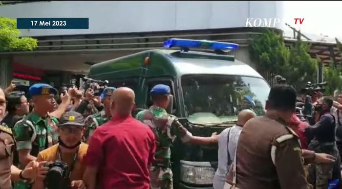 Mobil tahanan Toyota Dyna yang mengangkut Menkominfo, Johnny G Plate