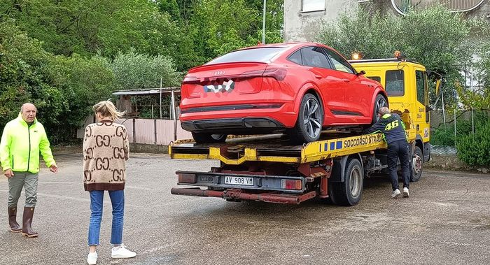 Mobil Marini hampir kena banjir