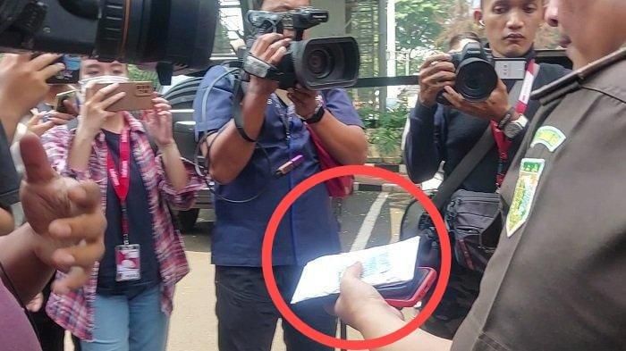 Tim penyidik Kejagung menunjukan amplop putih yang disita dari dalam kabin Toyota Fortuner Menkominfo, Johnny G Plate