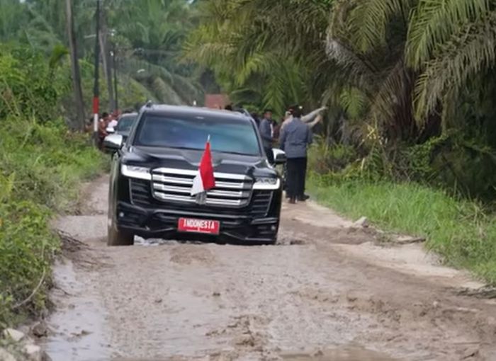 Toyota Land Cruiser 300 yang dipakai Presiden Joko Widodo tinjau jalan rusak di Jl Gunting Saga, Labuhanbatu Utara, Sumatera Utara 