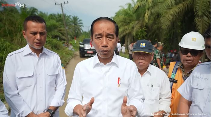 Presiden Joko Widodo dan jajaran beri keterangan pers saat tinjau jalan rusak di Jl Guntiing Saga, Labuhanbatu Utara, Sumatera Utara