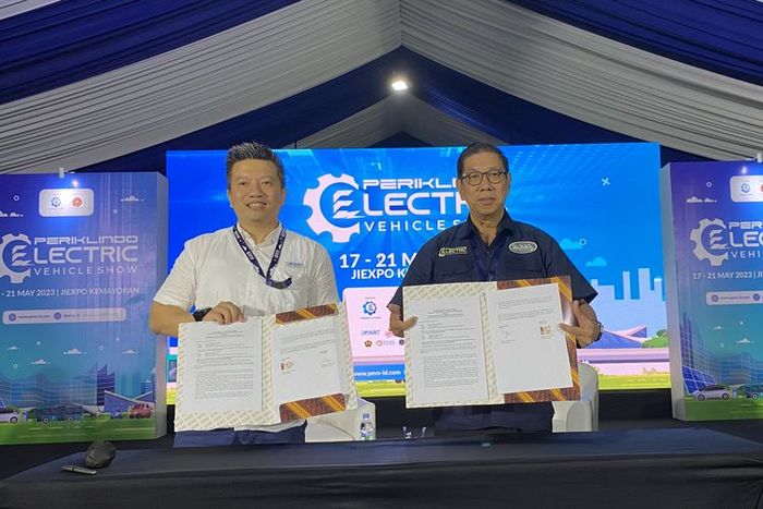 Bobby Hadiwijaya, CEO PT NKRI (kiri) saat penandatangan kerjasama dengan Periklindo