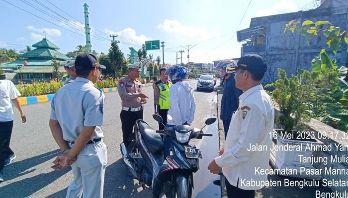 Jajaran Satlantas Polres Bengkulu Setalan melakukan penindakan tilang manual terhadap kendaraan yang mati pajak untuk mendukung program pemutihan pajak kendaraan, Selasa (16/5/2023).