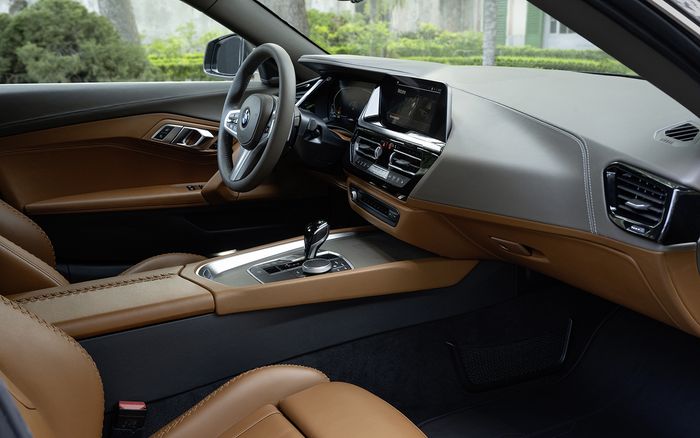 Interior BMW Concept Touring Coupe berbalut kulit dua warna cokelat.
