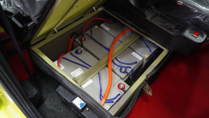 Komponen baterai mobil listrik Kurnia Motors KX Upgrade yang berada di bawah jok pengemudi