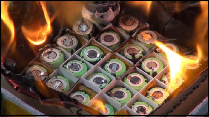 ILUSTRASI. Baterai lithium-ion yang terbakar