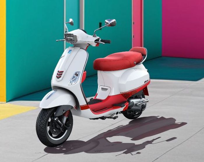 pada Vespa Dual Series model SXL, pilihan warnanya Pearl White + Matte Red dan Pearl White + Matt Black.