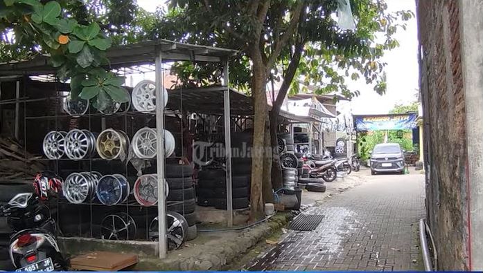 Kondisi lapak pedagang pelek dan ban mobil bekas di kampung Banpres, Pedurungan, Semarang, Jawa Tengah
