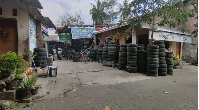 Kampung Banpres, Pedurungan, Semarang dikenal sebagai sentra pelek dan ban mobil bekas