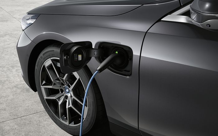 BMW 530e sudah mengusung teknologi penggerak plug-in hybrid.