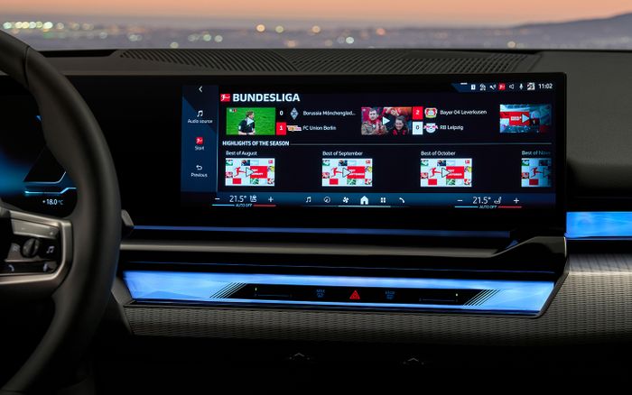 Aplikasi Bundesliga di BMW Seri 5 generasi terbaru yang menawarkan streaming sepak bola Jerman.