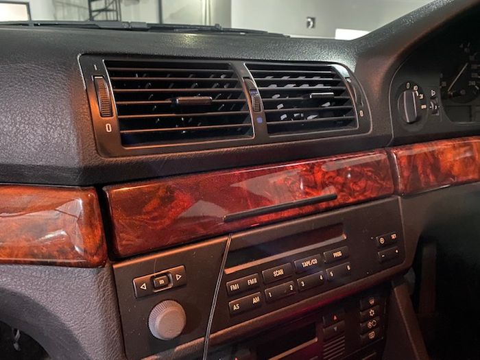 Panel interior mobil bunyi kriet-kriet biasanya karena klip-klip patah.
