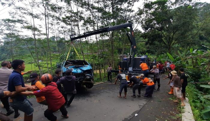 Momen Transformer saat menyelamatkan kendaraan masuk jurang Dusun Jurang Kere, Kecamatan Karangpandan, Kabupaten Karanganyar, Sabtu (21/5/2022).