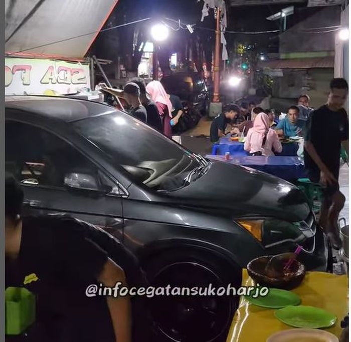 Penampakan Honda CR-V yang parkir di dalam tenda warung penyetan di Sukoharjo karena ditinggal pemilik