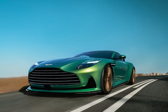 Aston Martin DB12 menawarkan desain mewah khas model-model DB yang kini lebih agresif.