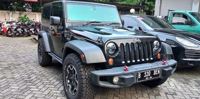 Jeep Wrangler Rubicon milik Mario Dandy terparkir di halaman Kejaksaan Negeri Jakarta Selatan.