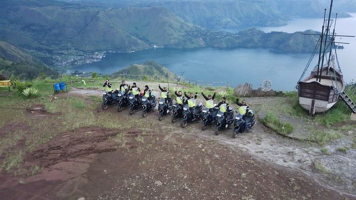 Peserta Navigate to The MAX : Tour de Sumatera Berpose di bukit One Tree yang sajikan pemandangan Danau Toba
