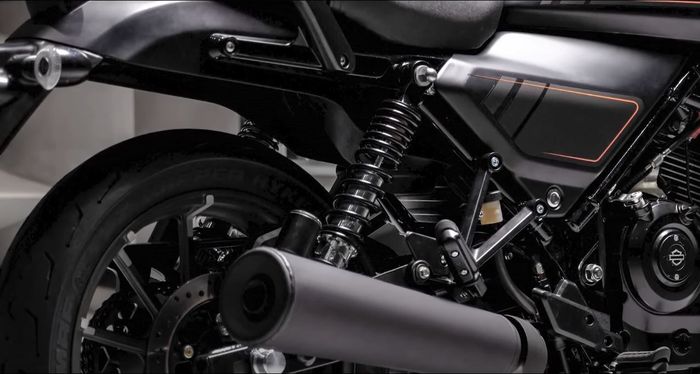 desain knalpot belakangnya terlalu simpel dan polos, sementara suspensi belakang bisa diatur tingkat preload-nya.