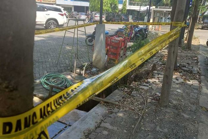 Selokan tempat ditemukannya sosok mayat pria bersama Honda Vario 125 di dekat PRPP kota Semarang, Jawa Tengah