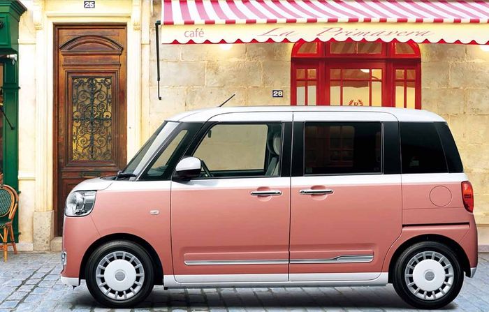 Daihatsu Move Canbus Stripes memiliki tampilan imut dengan warna pastel.