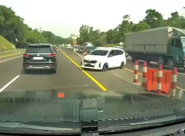 Detik-detik Toyota Calya putih putar balik di tengah jalan tol