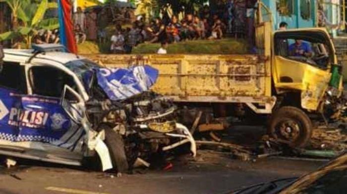 Kondisi mobil patwal Polisi dan truk usai tabrakan beruntun melibatkan Toyota Fortuner Wakil Bupati Pangandaran, Ujang Endin Irawan
