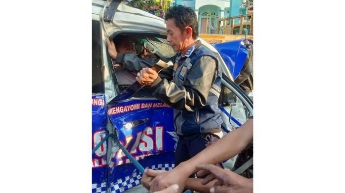 Proses evakuasi anggota Polisi terjebak di dalam kabin mobil patwal yang tabrakan beruntun dengan truk, motor dan Toyota Fortuner dinas Wakil Bupati Pangandaran, Ujang Endin Irawan