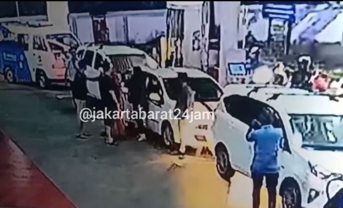 Keributan sopir LCGC Toyota Calya saat tonjok sopir mobil lain karena tak terima ditegur serobot antrean