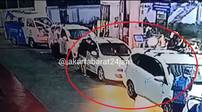 Dalam lingkaran merah, sopir LCGC Toyota Calya nonjok sopir mobil lain di SPBU Daan Mogot KM20 Kalideres, Jakarta Barat