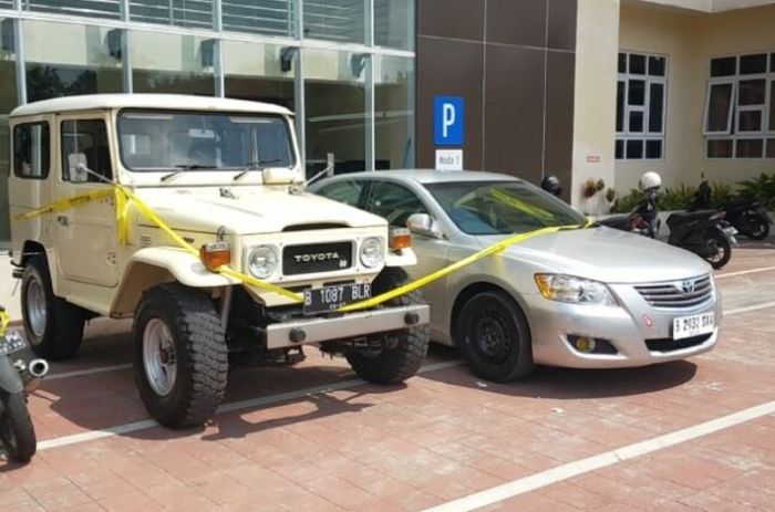 Toyota Land Cruiser dan Camry terkait tersangka kasus gratifikasi Rafael Alun Trisambodo dititpkan di Mapolresta Solo, Senin (29/5/2023).
