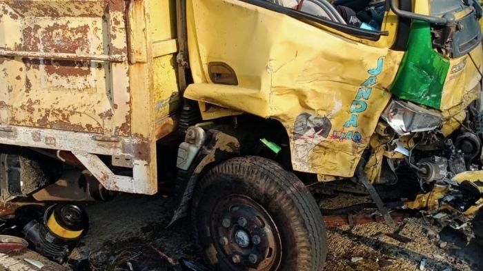 Kondisi truk yang dihantam mobil patwal Polisi pengawal Toyota Fortuner Dinas Wakil Bupati Pangandaran, Ujang Endin Irawan
