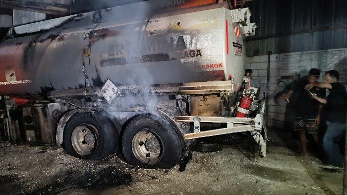 Truk tangki Pertamina terbakar di area cucian mobil wilayah Sumberejo, Kemiling, Bandar Lampung, Lampung