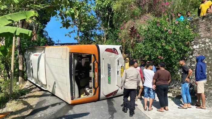 Seluruh penumpang bus pariwisata asal Malang, Jawa Timur yang terguling di jalur pantai Ngobaran, padukuhan Mendak, Kanigoro, Saptosari, Gunungkidul berhasil dievakuasi