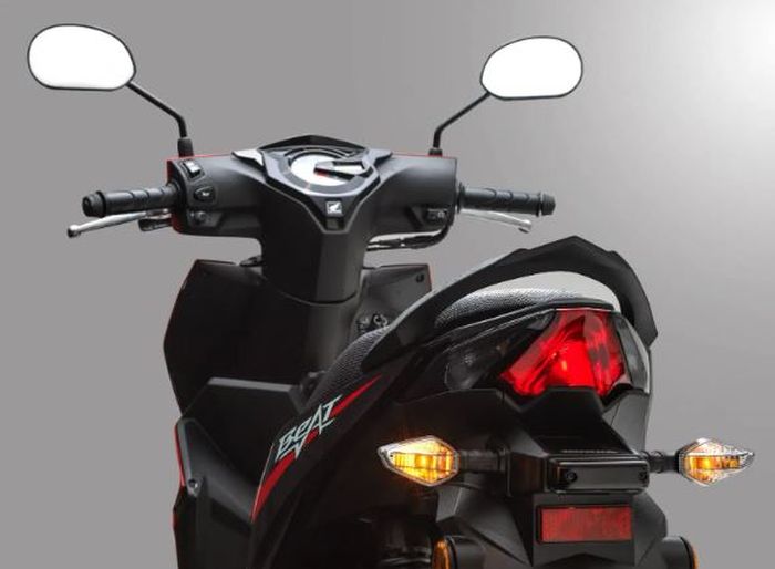 desain lampu seinnya terpisah dari stoplamp, jadi mirip motor sport nih.