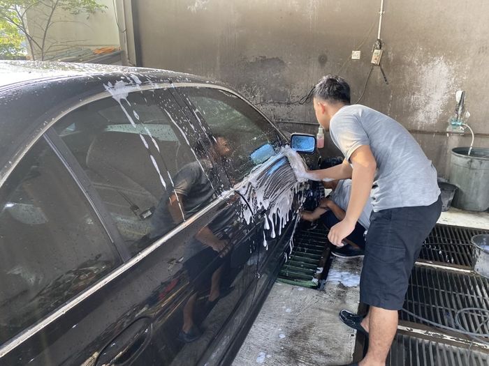 Bersihkan bodi mobil dari bagian atas dahulu kemudian lanjut ke bodi bawah.