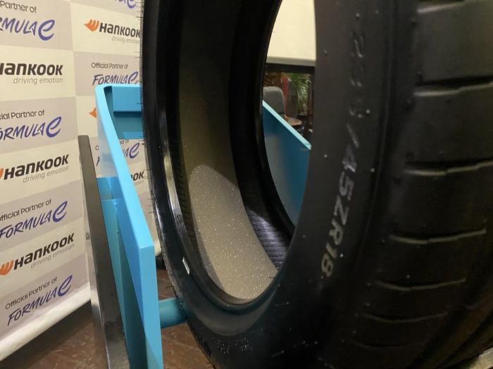 Busa pada ban Hankook Ion yang berfungsi sebagai sound absorber