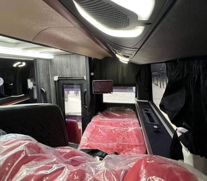 masing-masing seat dilengkapi bantal, guling, selimut, sandal bus, personal TV, sampai port USB.